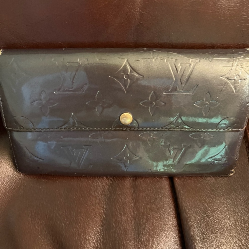 Louis Vuitton graphite vernis long wallet, her outside needs some attention 😢🩶